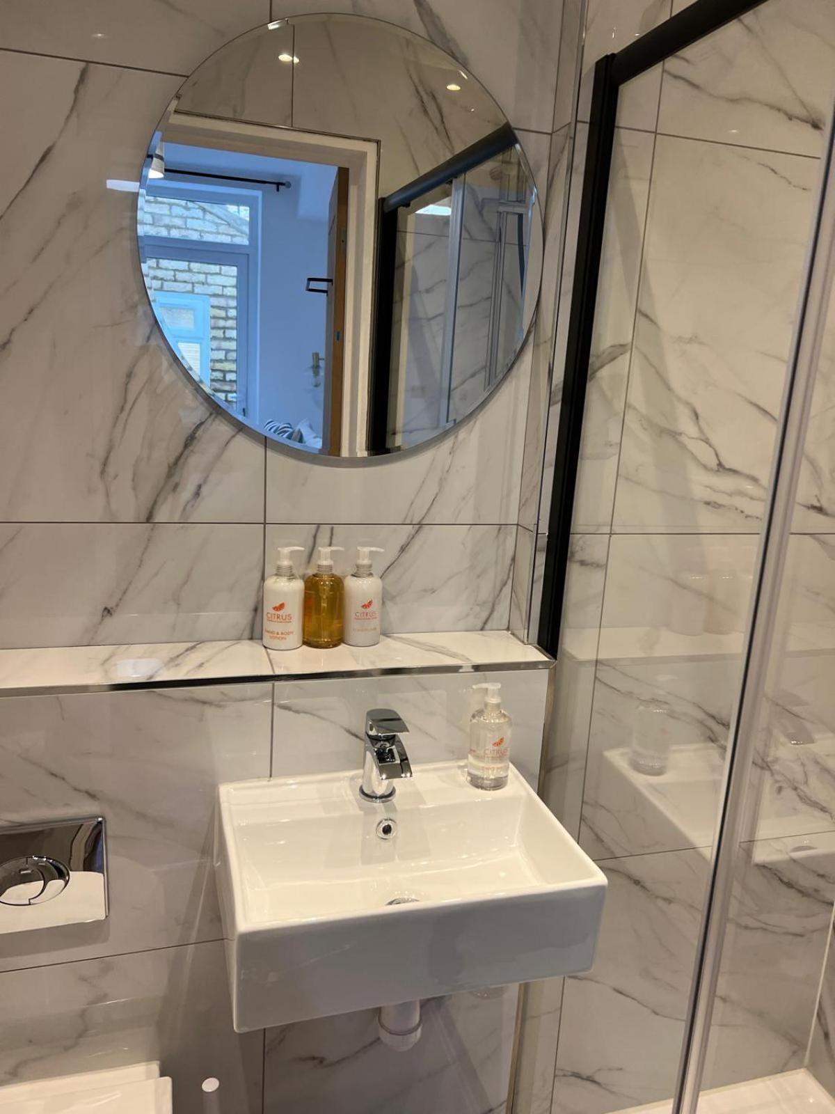Appartamento Beautiful 2 Bed With En Suite, Near Tube And Stamford Bridge *