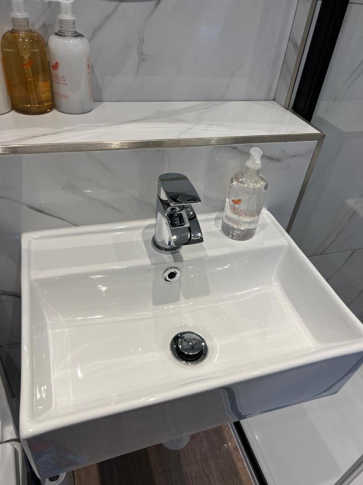 Beautiful 2 Bed With En Suite, Near Tube And Stamford Bridge Londra